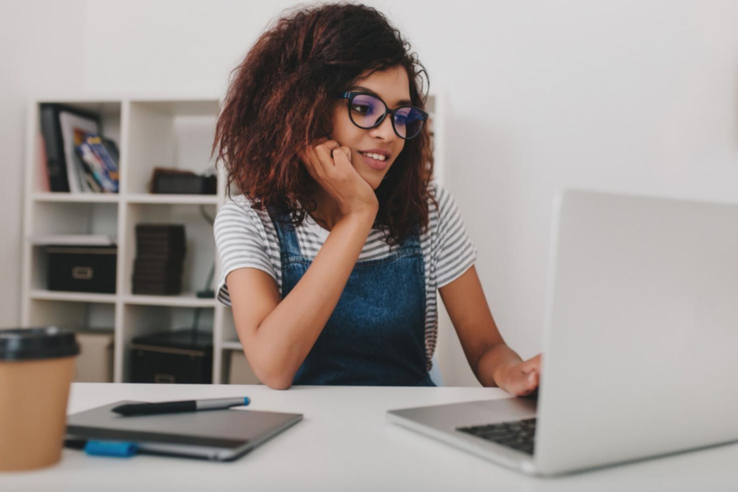 Bureau professionnel de clarenthio avec espace de travail moderne pour accompagnement financier