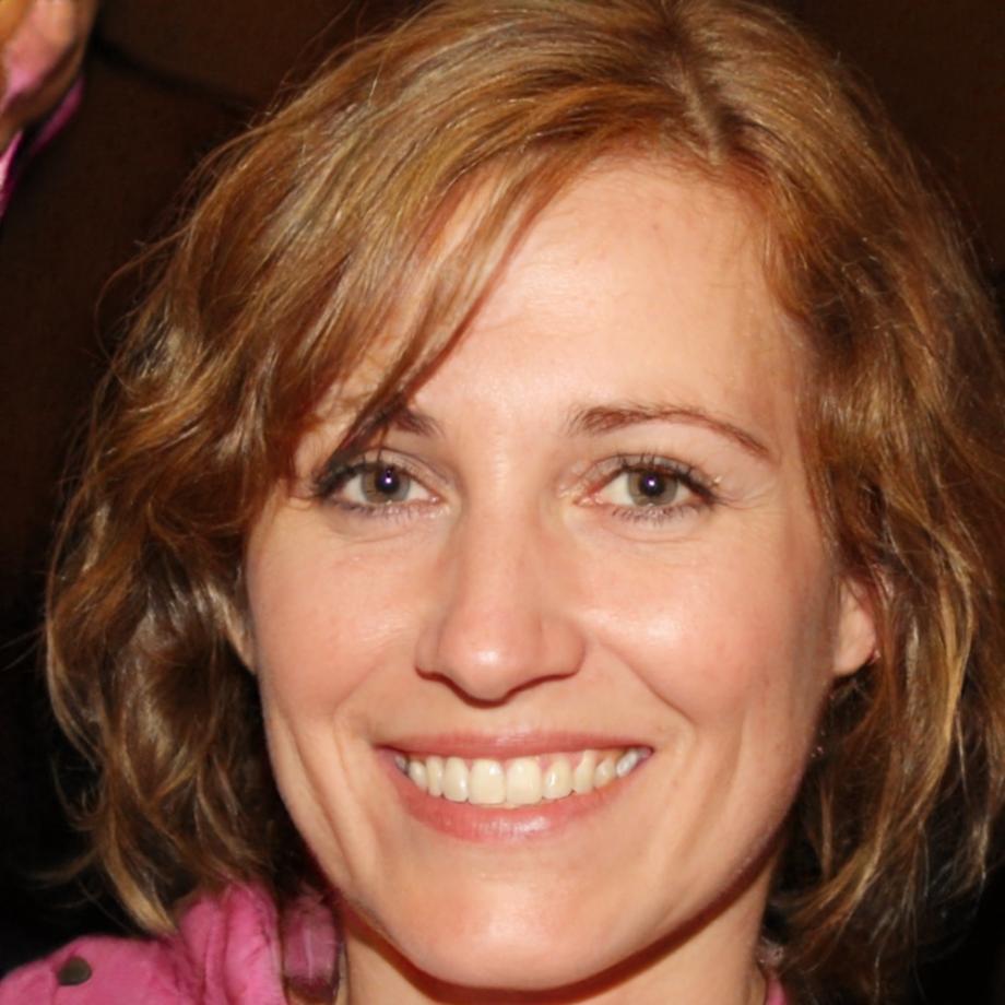 Étudiante consultant des ressources pédagogiques sur tablette